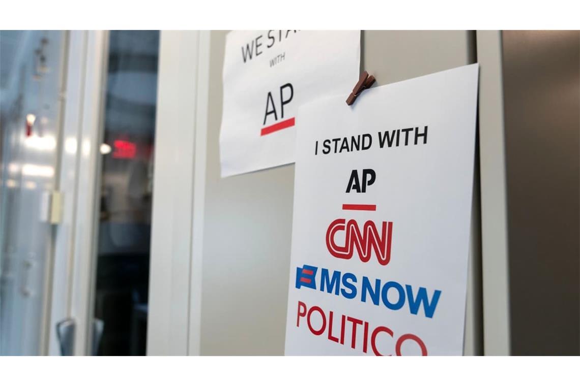 Im Presseraum des Weißen Hauses in Washington ist ein Schild zur Unterstützung der Nachrichtenmedien zu sehen.