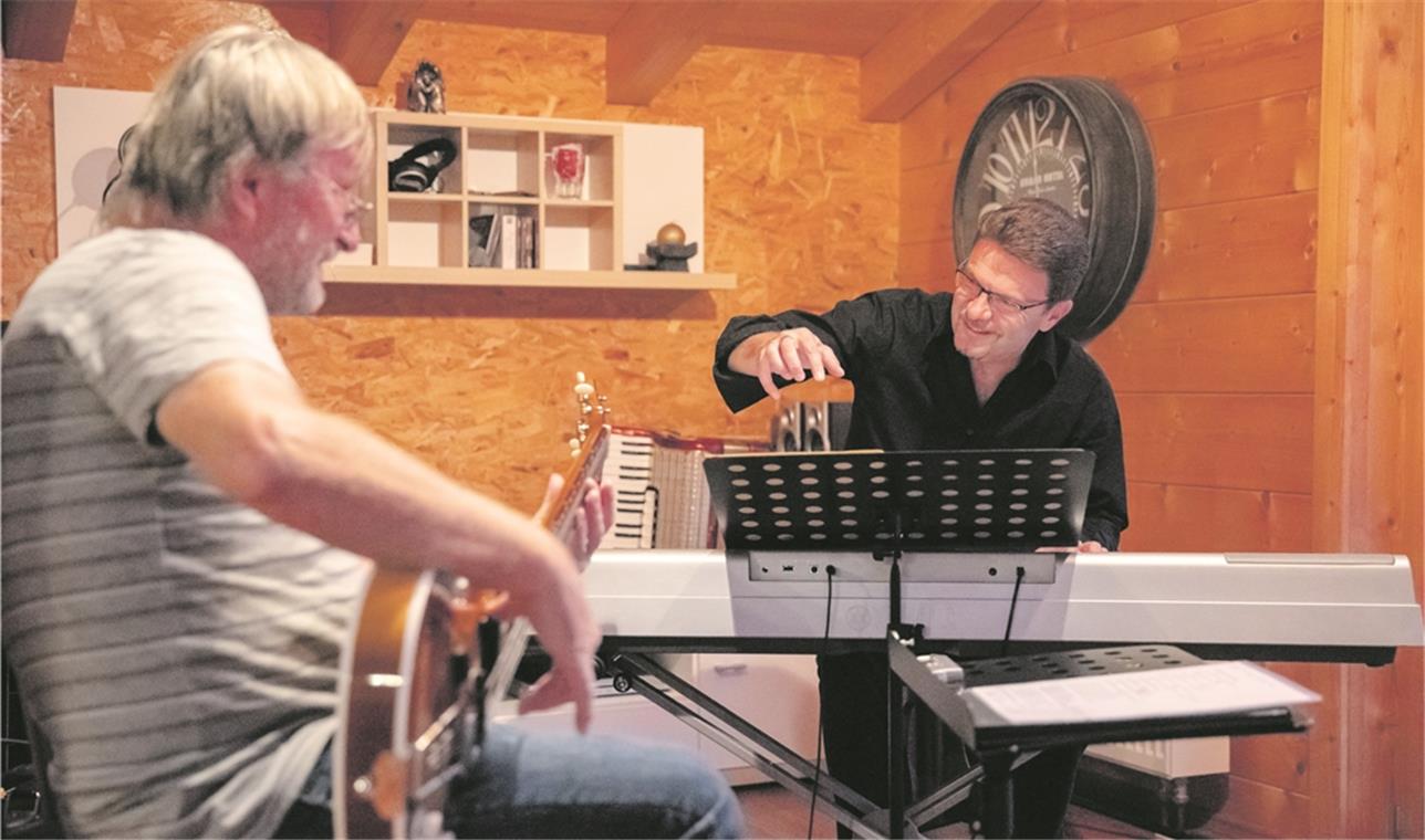 Im Proberaum: Christoph Jäger am Keyboard und Sepp Steinkogler an der Gitarre verpassen ihren Songs den letzten Schliff. Foto: A. Becher