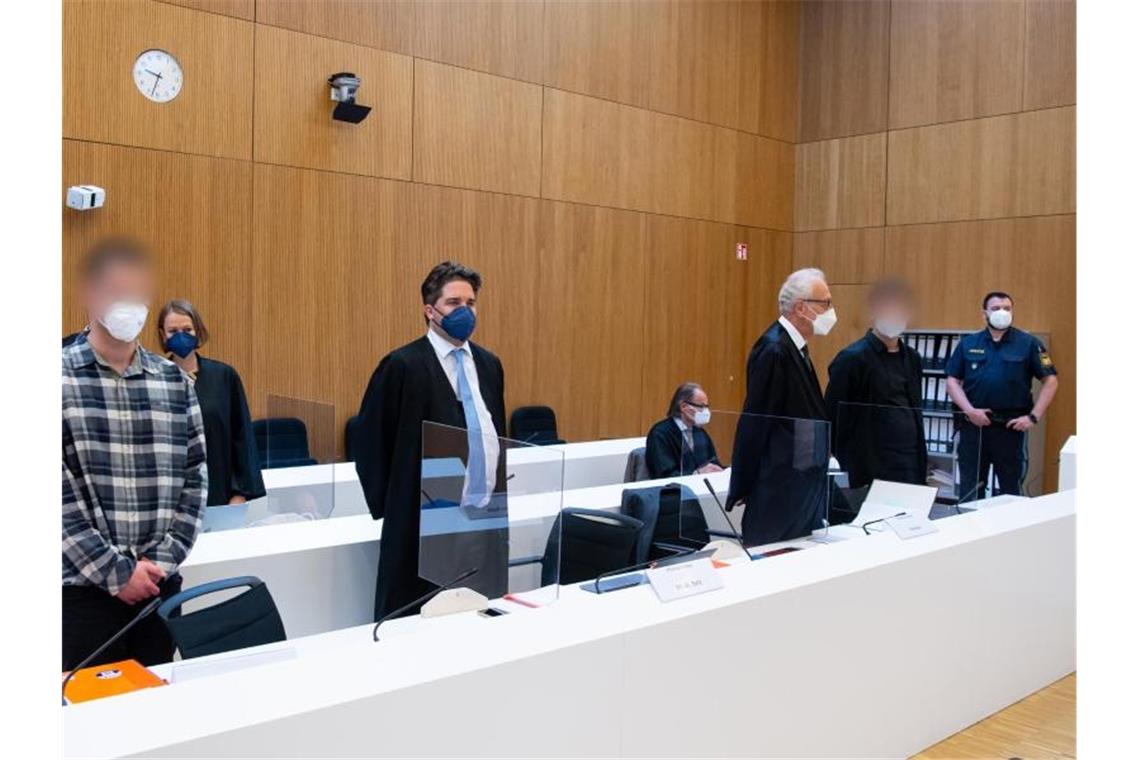 Prozess um Morde von Starnberg: Neuer Verdacht Im Prozess um den mutmaßlichen Dreifachmord in Starnberg erhebt die Verteidigung eines der beiden Angeklagten Foltervorwürfe gegen die Ermittler. Foto: Sven Hoppe/dpa