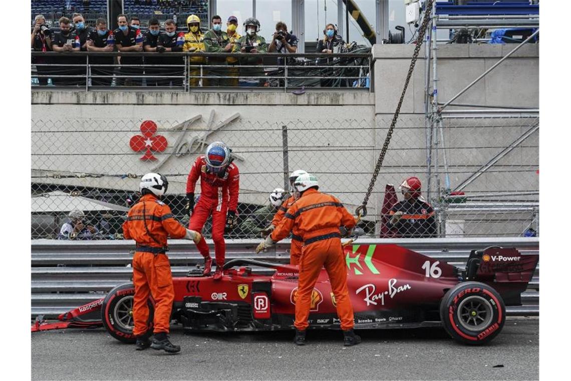 Keine Strafe: Leclerc behält Monaco-Pole Im Qualifying setzte Charles Leclerc seinen Ferrari in die Leitplanken. Foto: Roberto Piccinini/AP/dpa