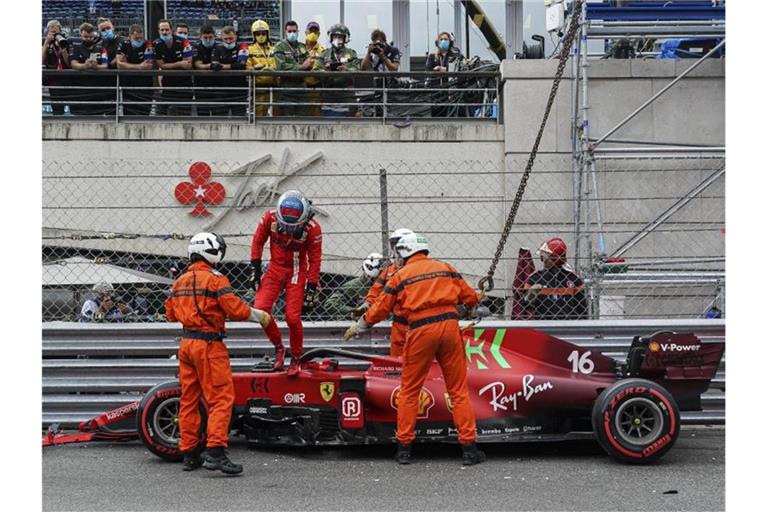 Im Qualifying setzte Charles Leclerc seinen Ferrari in die Leitplanken. Foto: Roberto Piccinini/AP/dpa