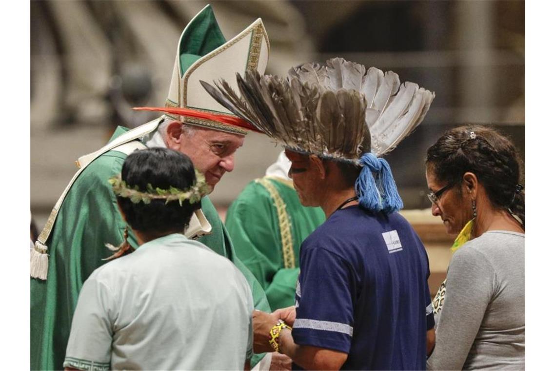 Im Rahmen der Amazonas-Synode trifft Papst Franziskus im Vatikan Mitglieder eines indigenen Volkes. Foto: Andrew Medichini/AP/dpa