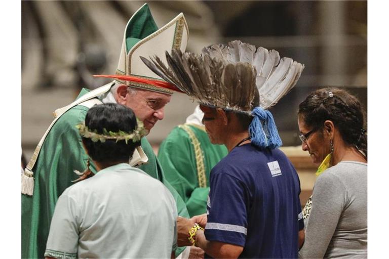 Im Rahmen der Amazonas-Synode trifft Papst Franziskus im Vatikan Mitglieder eines indigenen Volkes. Foto: Andrew Medichini/AP/dpa