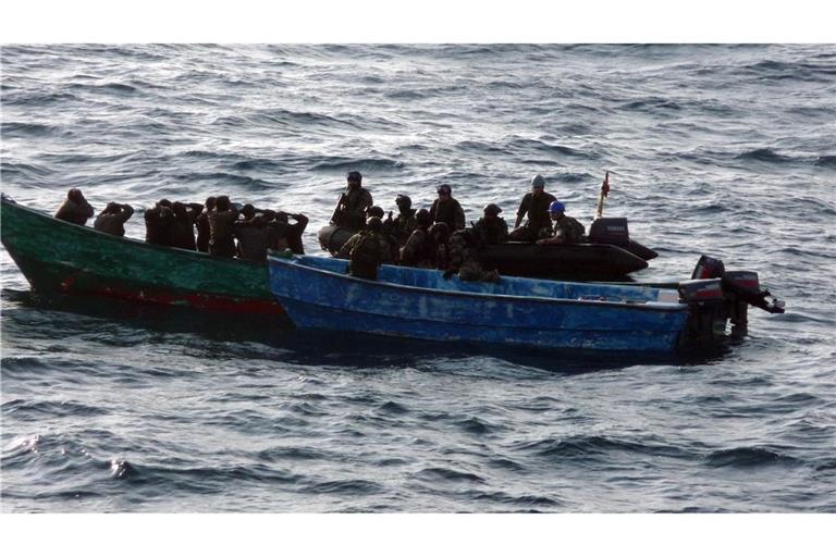 Im Rahmen der EU-Mission "Atalanta" hat die französische Marine 2009 vor der ostafrikanischen Küste elf mutmaßliche Piraten gefangen genommen.