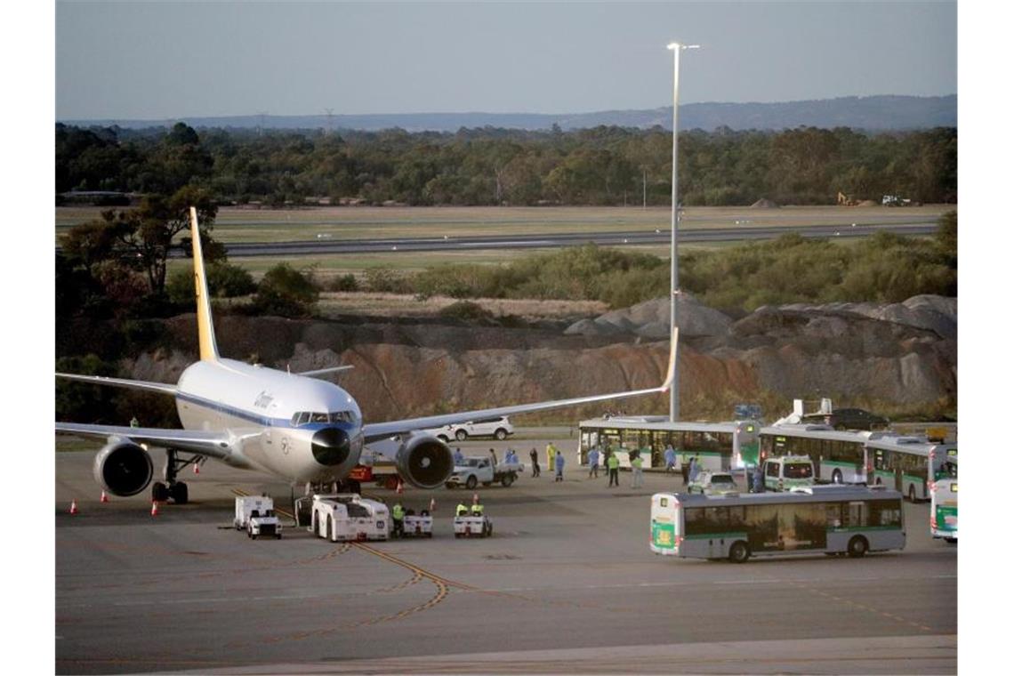 Im Rahmen der Rückholaktion der Bundesregierung gehen deutsche Kreuzfahrt-Passagiere im März auf dem Flughafen von Perth an Bord eines Flugzeugs von Condor, das sie nach Deutschland bringen soll (Symbol). Foto: Richard Wainwright/AAP/dpa