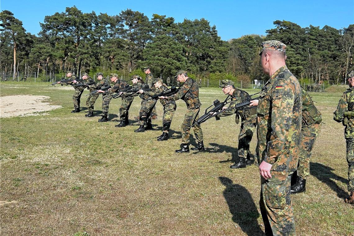 Im Rahmen der Waffenausbildung üben die Rekruten unter den kritischen Augen des Ausbilders mit dem Gewehr G36. Fotos: Andreas Ziegele