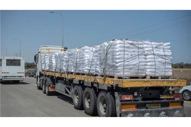 Im Rahmen der Waffenruhe-Vereinbarung sollen pro Tag 600 Lkw mit Hilfsgütern in den Gazastreifen kommen. (Archivbild)