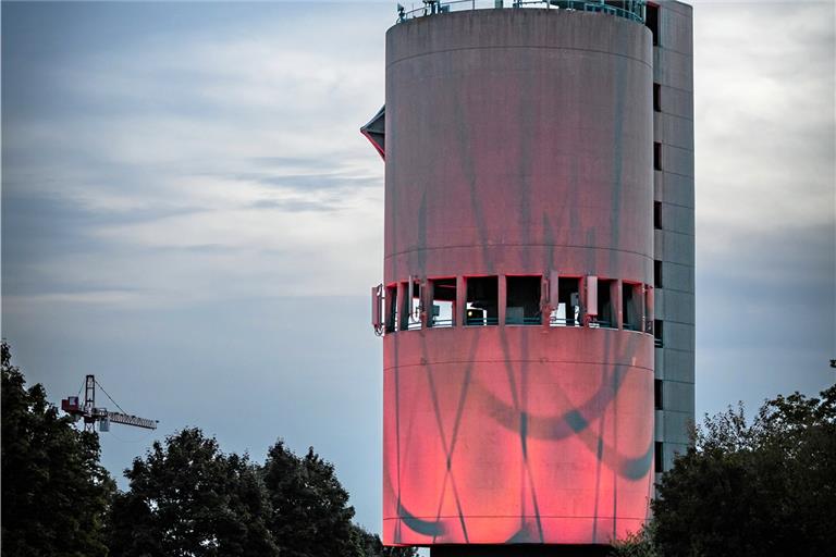Im Rahmen des Festivals „Über:Morgen“ der Kulturregion Stuttgart wurde der Backnanger Wasserturm im September mit Licht und Farbe in Szene gesetzt. Archivfoto: Alexander Becher