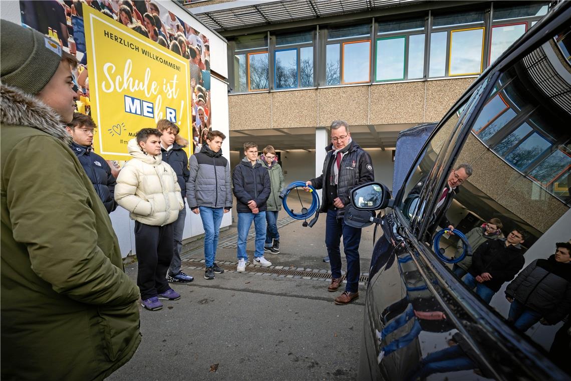 Schüler erleben ein E-Auto hautnah Im Rahmen des Projekts „Zeitung in der Schule“ informierte Michael Meyle, Regionalleiter der Süwag Energie AG, einen ganzen Vormittag lang mehrere Klassen der Max-Eyth-Realschule über das Thema Elektromobilität. Foto: Alexander Becher