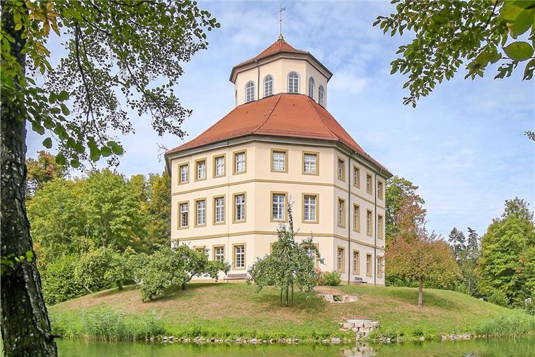 Im Rathaus von Oppenweiler, dem Wasserschloss, präsentiert Kämmerin Claudia Kurz den Finanzzwischenbericht dem Gemeinderat. Archivfoto: Alexander Becher