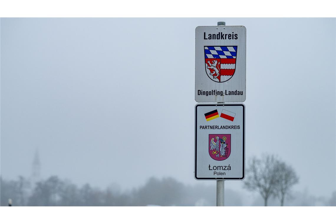 Im Raum Dingolfing-Landau sollen mehrere Männer einen Anschlag auf einen Weihnachtsmarkt geplant haben.