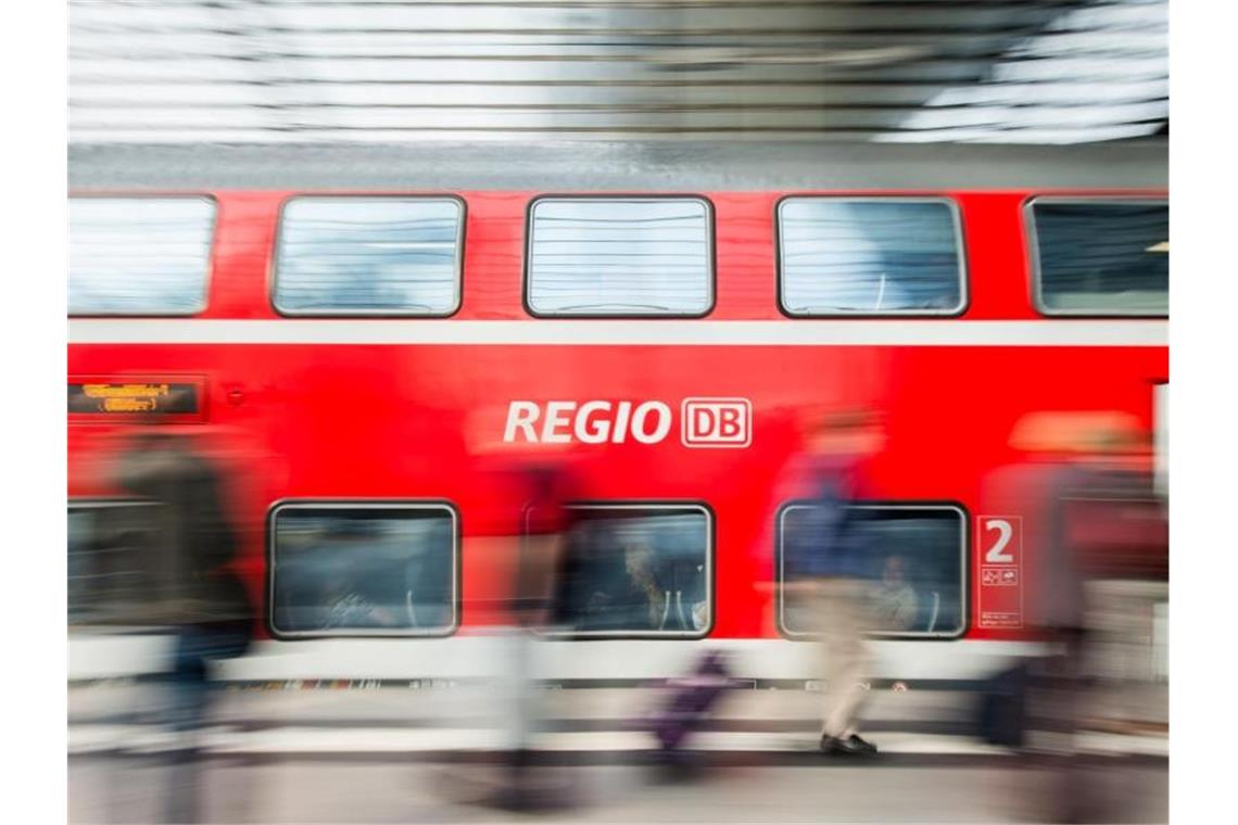 Im Regionalverkehr der Deutschen Bahn sollen die 3G-Kontrollen verschärft werden. Foto: picture alliance / dpa