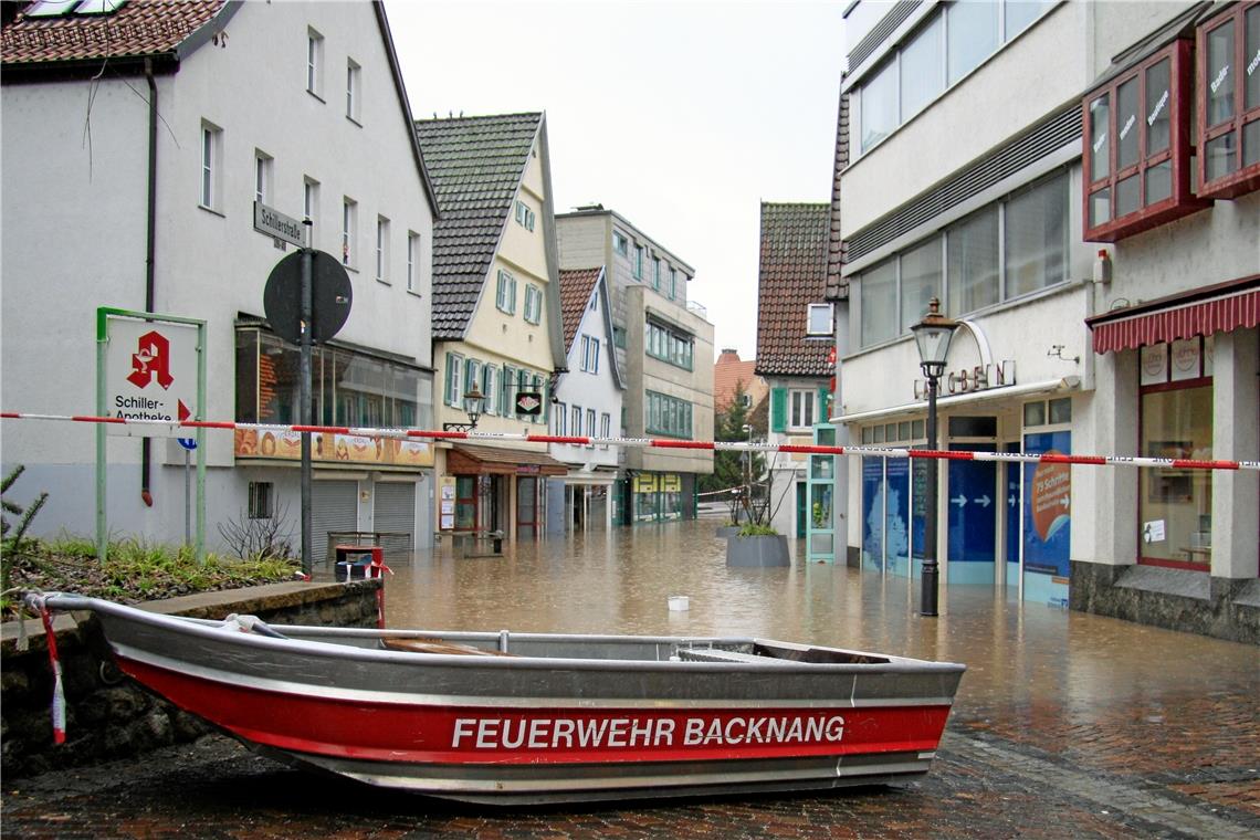 Im Rems-Murr-Kreis, insbesondere auch im Raum Backnang, hat man schon einige Krisenerfahrung im Umgang mit Hochwasser gewonnen. Unser Foto zeigt die Backnanger Schillerstraße, wie sie sich am 13. Januar 2011 präsentierte.  Foto: A. Becher