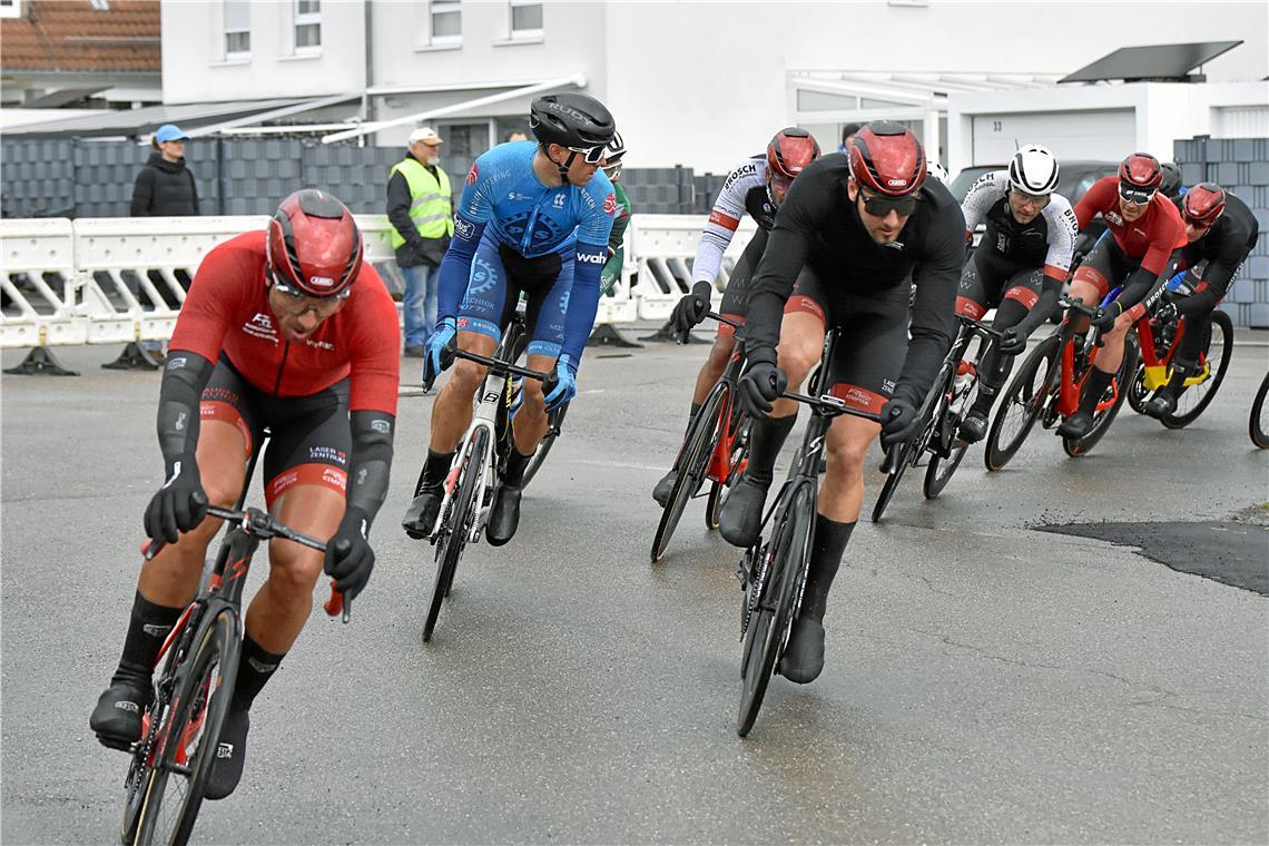 Jubiläum wird zum härtesten Wettkampf Im Rennen der Eliteamateure fuhr der ehemalige Auenwalder Tim Schlichenmaier (Zweiter von rechts im roten Trikot) als Zweiter ins Ziel. Foto: Tobias Sellmaier