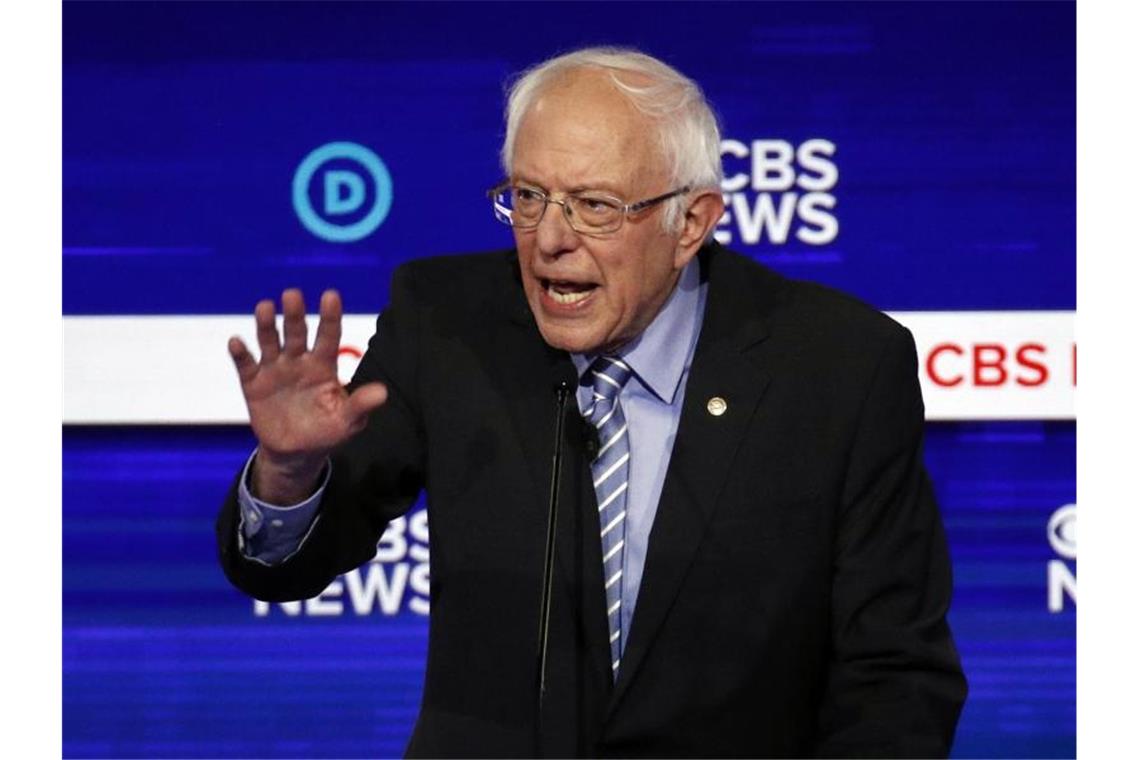 Sanders bei TV-Debatte der US-Demokraten unter Beschuss Im Rennen um die Kandidatur liegt nach Vorwahlen in bislang drei US-Bundesstaaten der linke Senator Bernie Sanders vorne. Foto: Patrick Semansky/AP/dpa