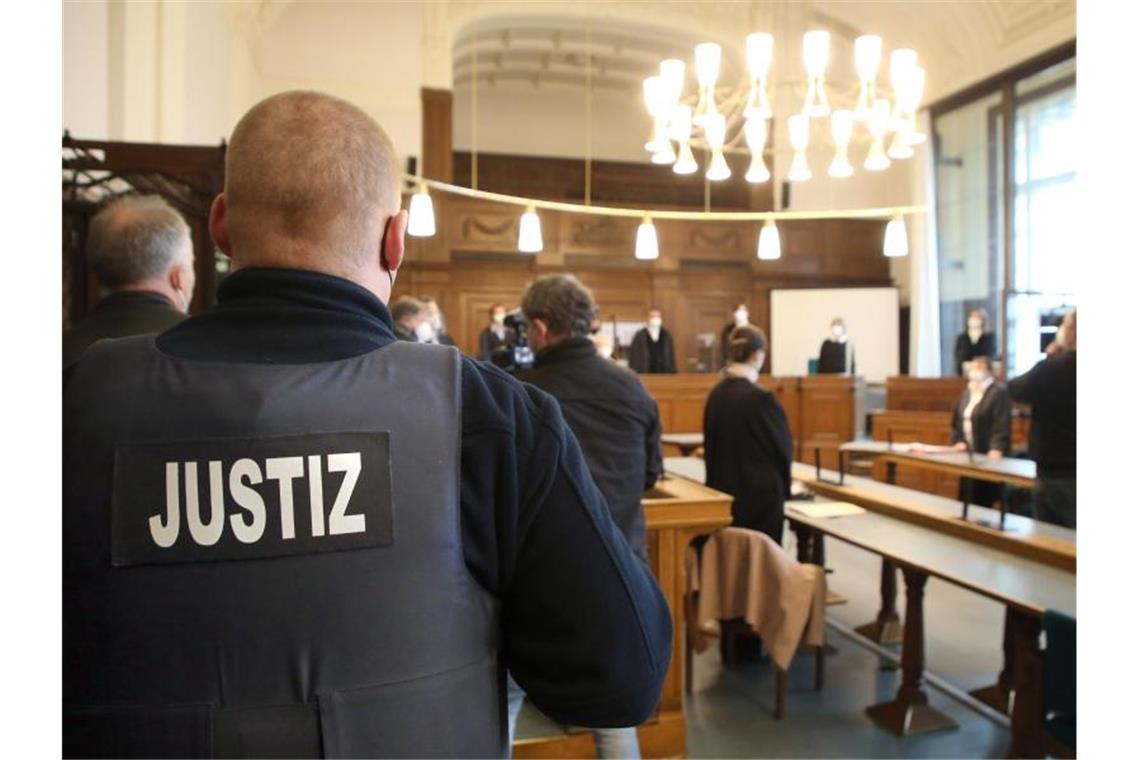 Im Saal 700 des Kriminalgerichts Moabit warten Prozessbeteiligte auf die Fortsetzung des Prozesses am Landgericht Berlin gegen den 30-Jährigen. Foto: Wolfgang Kumm/dpa