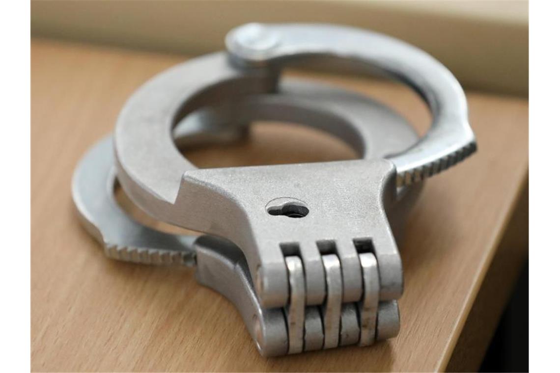 Fünf mutmaßliche Drogendealer bei Großrazzia festgenommen Im Saal des Landgerichts liegen die Handschellen der Angeklagten auf einem Tisch. Foto: Bernd Wüstneck/dpa/Archivbild