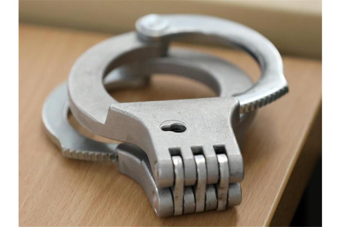 Polizei stellt kiloweise Drogen in Freiburg sicher Im Saal eines Landgerichts liegen die Handschellen der Angeklagten auf einem Tisch. Foto: Bernd Wüstneck/dpa/Archivbild