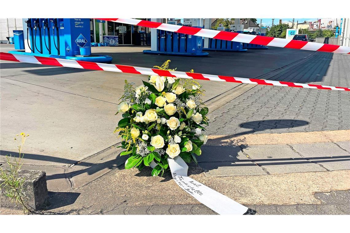 Im Saarland ist bei einer Gedenkfeier am Freitag des vor rund zwei Wochen in Völklingen erschossenen Polizisten gedacht worden. (Archivbild)