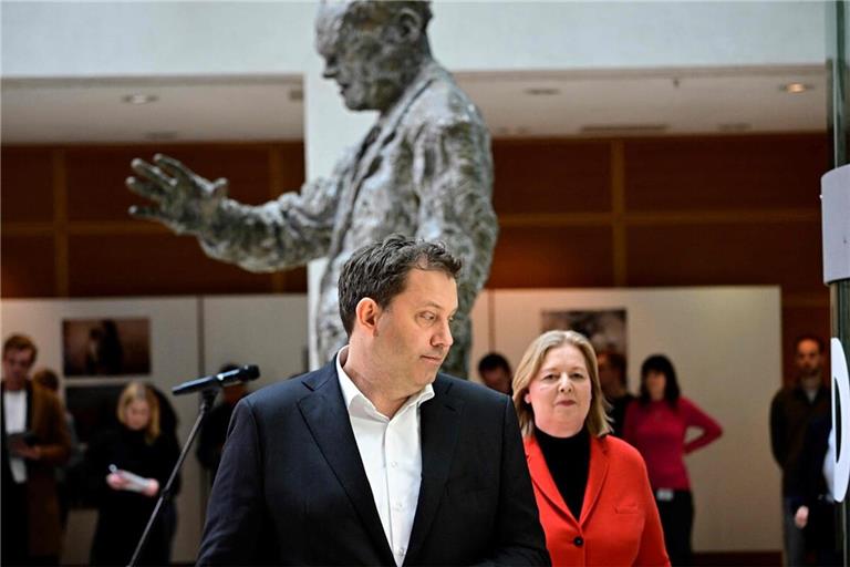 Im Schatten von Willy Brandt: die SPD-Vorsitzenden Lars Klingbeil und Bärbel Bas.