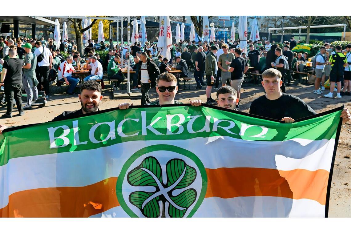 Im Schlossgarten herrscht am Nachmittag beste Laune bei den Celtic-Fans.