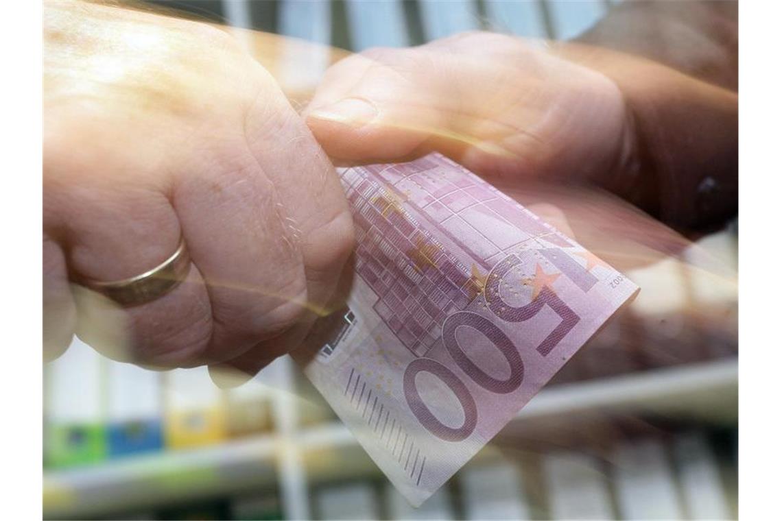 Im Schnitt brächten kriminelle Kollegen ihre Arbeitgeber um knapp 115.000 Euro, bevor sie aufflögen. Foto: Peter Steffen