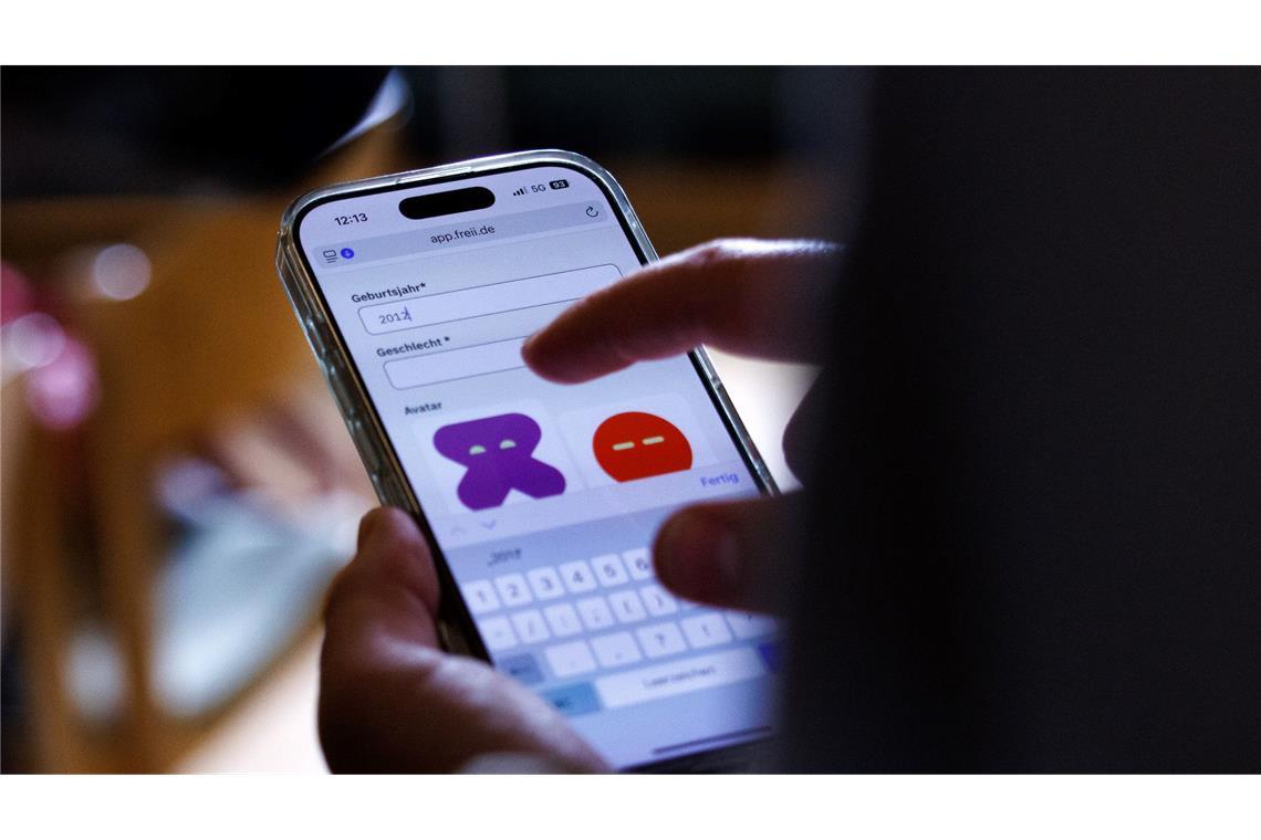 Neue App soll gegen Onlinesucht bei Jugendlichen helfen Im Schnitt verbringen 15-Jährige in Deutschland laut OECD fast sieben Stunden täglich an diversen Bildschirmen (Archivbild).