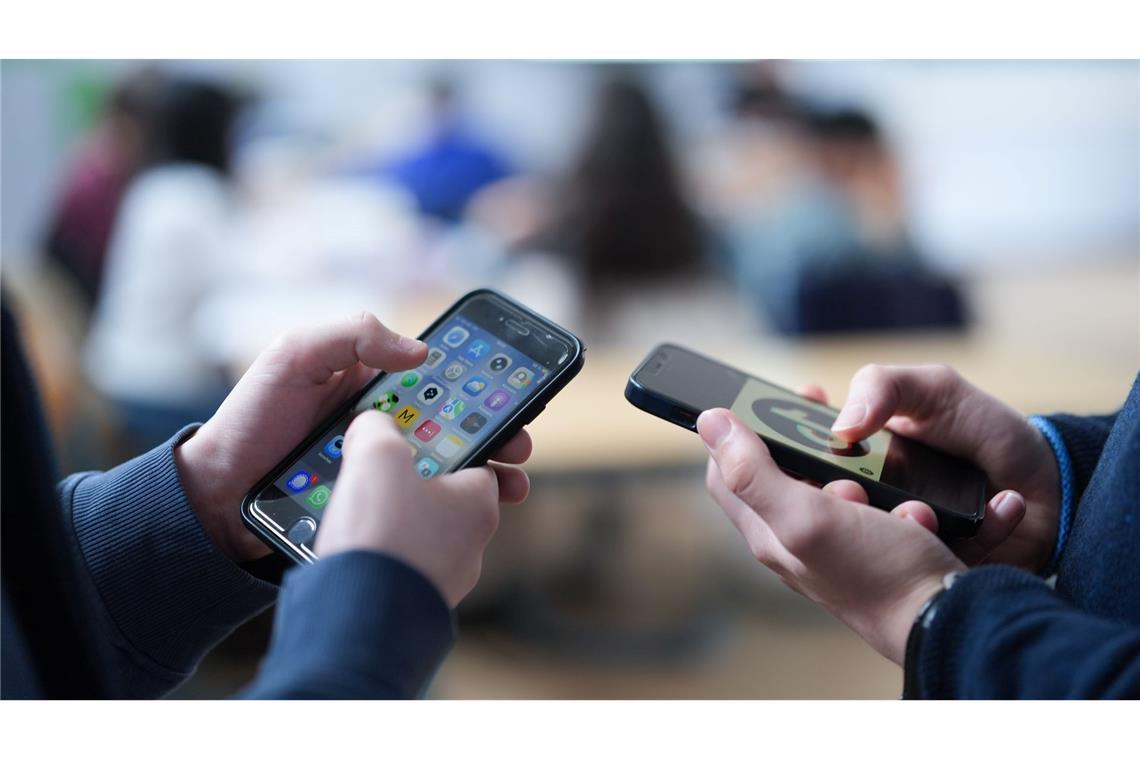 Im Schnitt verbringen Jugendliche unter der Woche 4,5 Stunden und an Wochenendtagen 6,1 Stunden vor Handys, Tablets oder dem Fernseher. (Symbolbild)