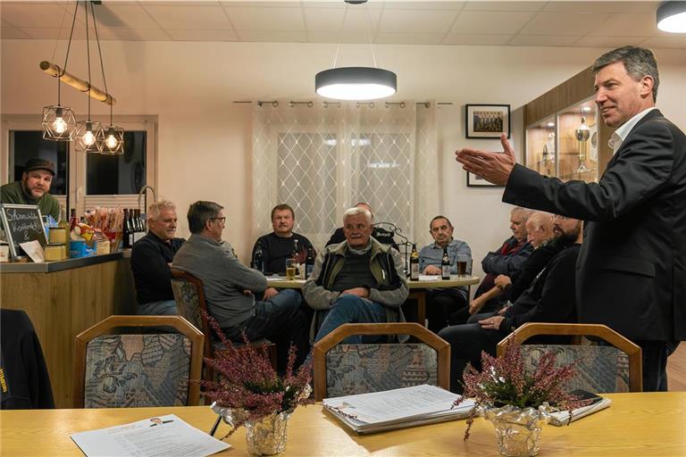 Im Schützenverein in Zell unterhält sich Christoph Hald mit den Gästen über Themen wie Verkehr und Freibaderhalt. Foto: Alexander Becher