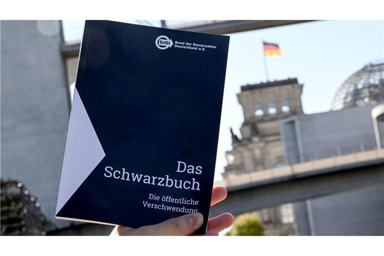 Im Schwarzbuch listet der Bund der Steuerzahler jedes Jahr Beispiele auf, wo aus seiner Sicht Steuergelder verschwendet wurden - und kritisiert unter anderem die Ausgaben des Bundestags.