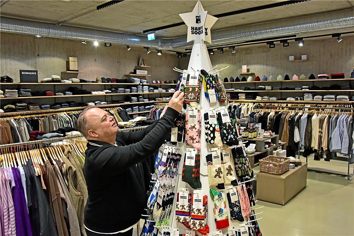 Im Schwarzmarkt bei Markus Sammet hängen die Weihnachtssocken dieses Jahr an einem festlichen Sockenbaum. Foto: Tobias Sellmaier
