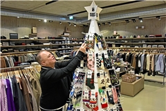 Im Schwarzmarkt bei Markus Sammet hängen die Weihnachtssocken dieses Jahr an einem festlichen Sockenbaum. Foto: Tobias Sellmaier