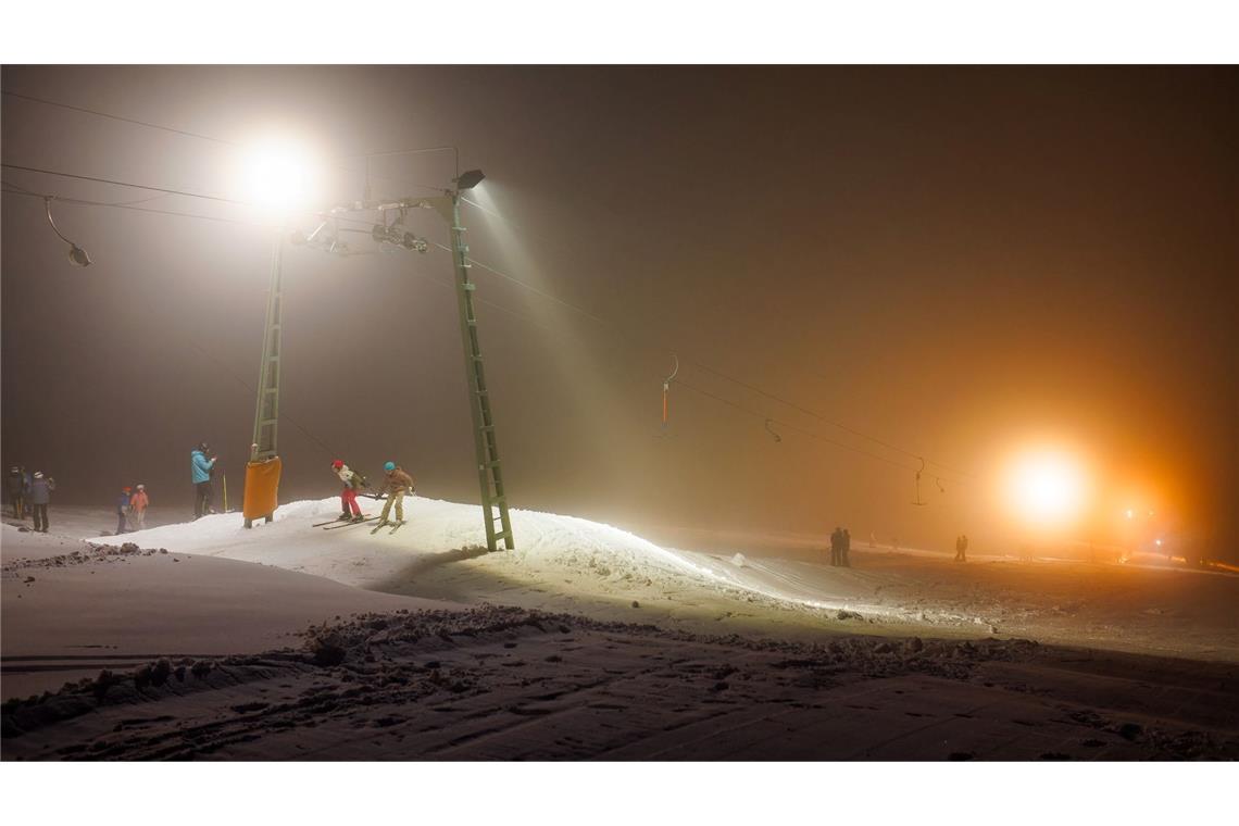 Im Schwarzwald feiert der Winter mit 25 Zentimetern Neuschnee ein Comeback: Obwohl die Skisaison schon vor Wochen beendet wurde, öffnen nun die Lifte wieder. Sehr zur Freude von Wintersportlern, die im Flutlicht die Pisten herunterrasten.