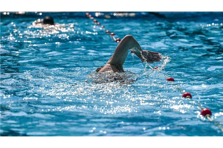 Im Schwimmbecken vom Sommerbad Wuhlheide ziehen Besucher ihre Bahnen. Mit Höchsttemperaturen von bis zu 37 Grad nähert sich die aktuelle Hitzewelle ihrem Ende.