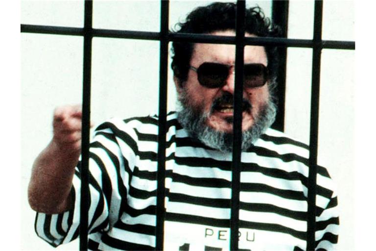Im September 1992 schreit Abimael Guzman, der Gründer und Anführer der Guerillabewegung Leuchtender Pfad, in einer Gefängniszelle, nachdem er in Lima, Peru, gefangen genommen wurde. Foto: Str/AP/dpa