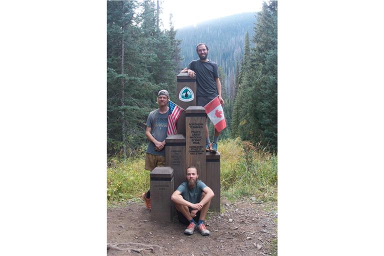 Im September sind Jannis Reutter (von links), Riccardo Melin und Timo Stidl am PCT-Monument angekommen, das Ziel an der kanadischen Grenze. Fotos: privat
