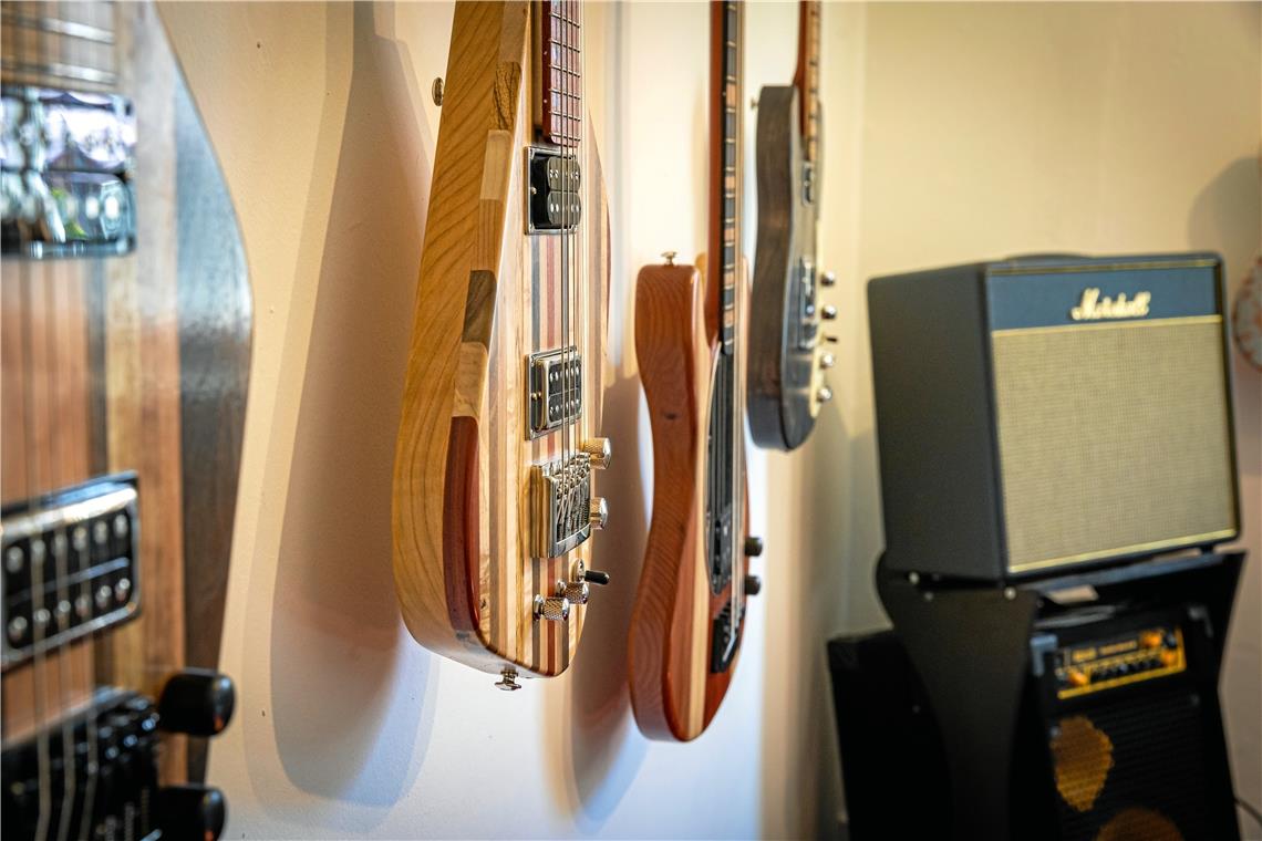 Vom Holzbildhauer zum Gitarrenbauer Im Showroom präsentiert Georg Zaiß seine guten Stücke.