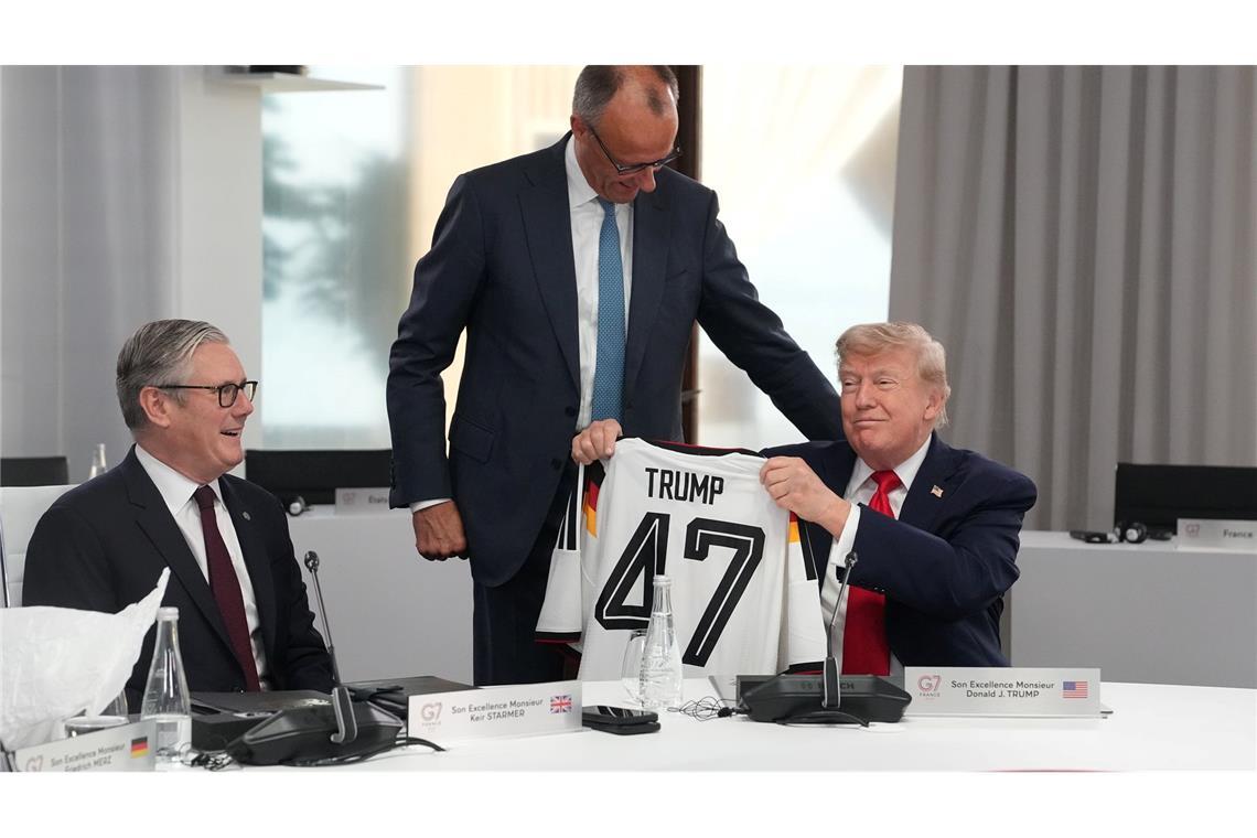 Merz schenkt Trump Nationalmannschafts-Trikot mit Nummer 47