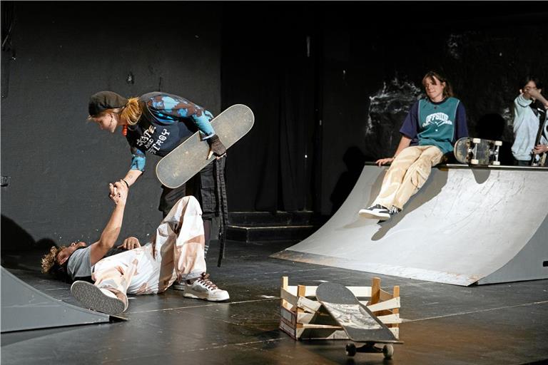 Im Skatepark trifft sich die Clique. Das Bühnenbild wurde für das Stück mehrmals umgebaut. Fotos: Alexander Becher