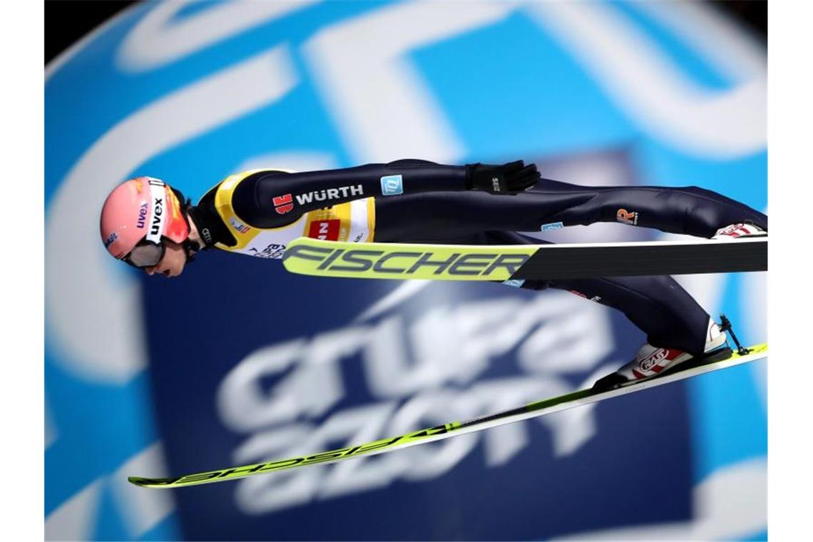 Das bringt der Wintersport am Sonntag Im Skisprung-Weltcup schauen alle gespannt auf das erste Einzel-Springen: Karl Geiger aus Deutschland in Aktion. Foto: Grzegorz Momot/PAP/dpa