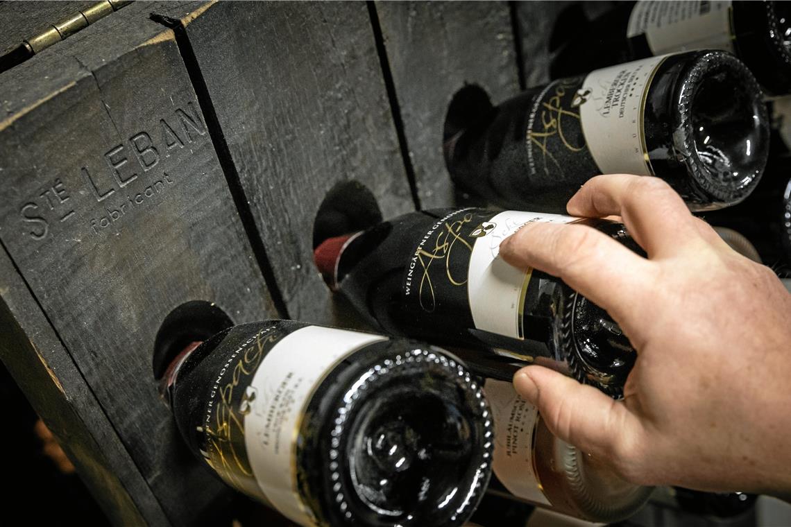 So wird der Aspacher Wein zu Sekt Im sogenannten Rüttelpult werden die Sektflaschen – normalerweise noch ohne Etikett – täglich gedreht. Dadurch sammelt sich die Hefe in der tiefer gelegenen Flaschenöffnung.
