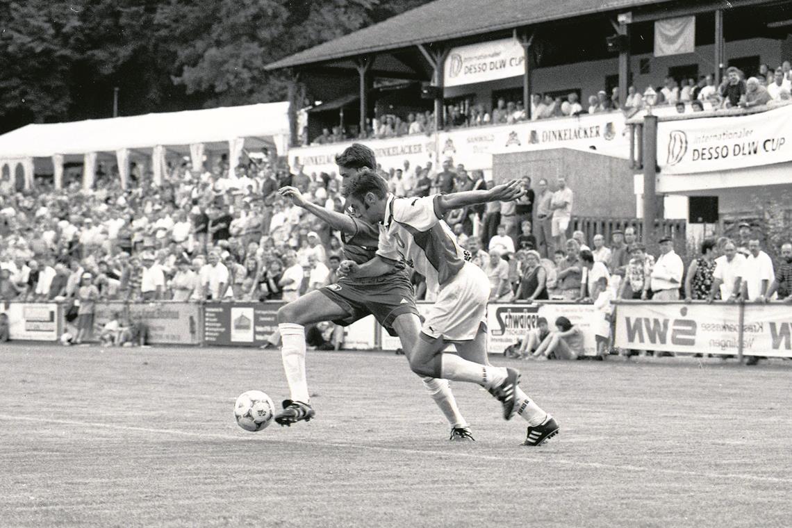 Im Sommer 1999 verlor die SG mit 1:8 gegen Leverkusen. Klaus Petz (rechts im Zweikampf mit Thomas Brdaric) erzielte den Aspacher Ehrentreffer. Archivfoto: Bernd Strohmaier