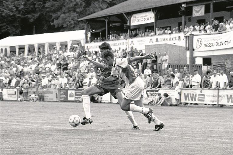 Im Sommer 1999 verlor die SG mit 1:8 gegen Leverkusen. Klaus Petz (rechts im Zweikampf mit Thomas Brdaric) erzielte den Aspacher Ehrentreffer. Archivfoto: Bernd Strohmaier