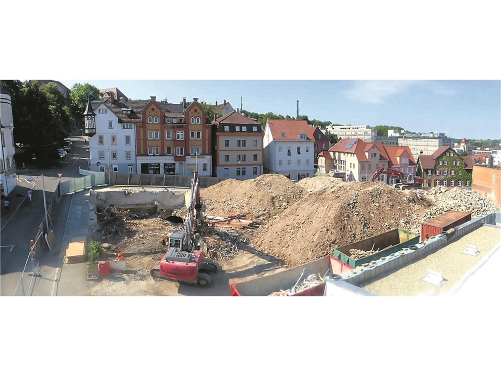 Fehlende Deponiekapazitäten verzögern Abriss Im Sommer waren mit Ausnahme des Gebäudes Obstmarkt 4 (Asia-Imbiss) alle Hochbauten eingerissen und das Baumaterial grob geschreddert.