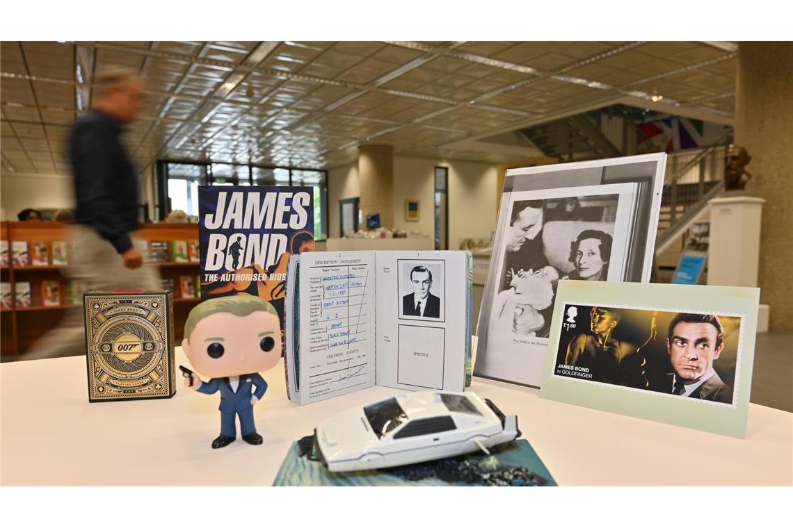 Im Stadtarchiv sind Exponate der Ausstellung "Liebesgrüße aus Wattenscheid" zu sehen - dazu zählt auch ein Replikat des Ausweises von James Bond, welches den Wattenscheider Geburtsort des Geheimagenten bescheinigt.