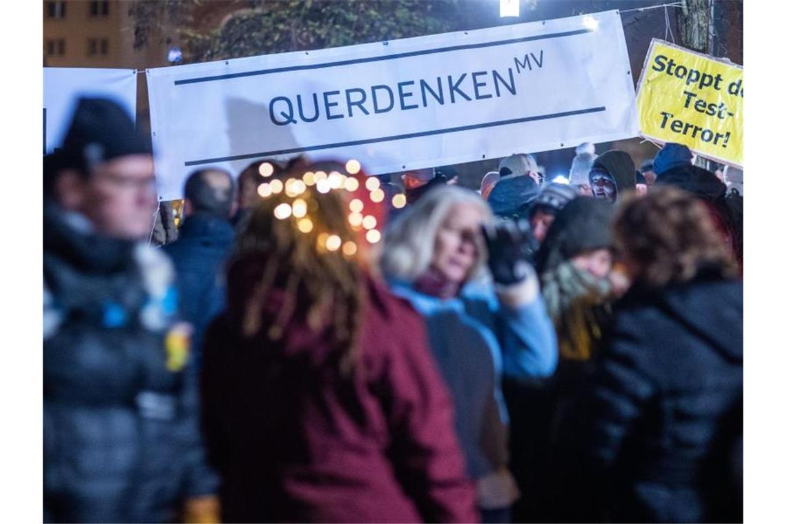 Schwerin: Rund 500 Demonstranten gegen Corona-Beschränkungen Im Stadtzentrum von Schwerin treffen sich Teilnehmer einer Demonstration gegen die Corona-Beschränkungen. Foto: Jens Büttner/dpa-Zentralbild/dpa