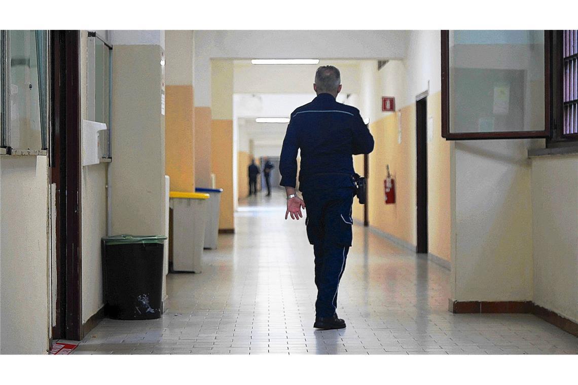 Alle vier Tage ein Selbstmord Im Strafvollzug fehlt es auch an Aufsehern, Erziehern und Psychologen.