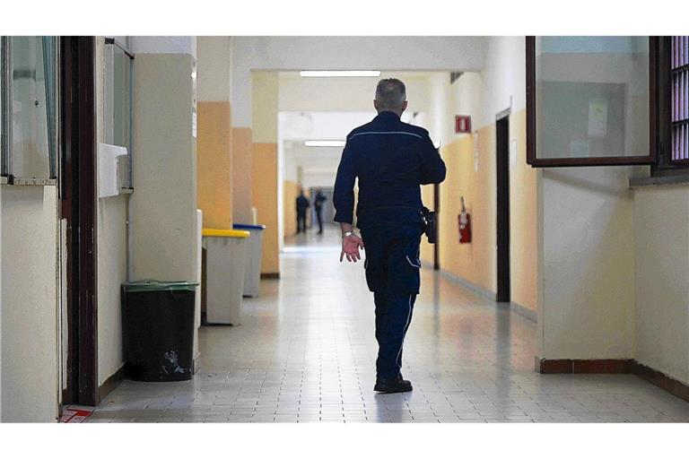 Im Strafvollzug  fehlt es auch an Aufsehern, Erziehern und Psychologen.