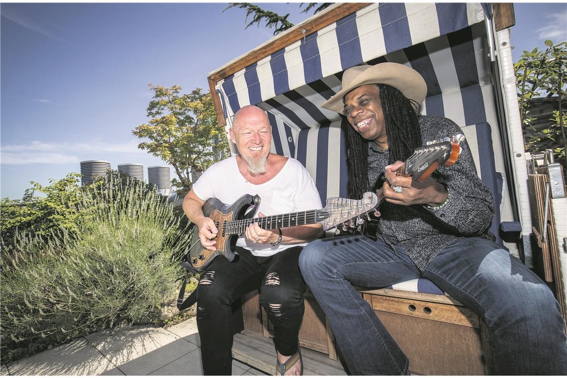 Im Strandkorb lässt es sich gut chillen und jammen: Frank Steffen Mueller zusammen mit Larry Mitchell. Foto: A. Becher