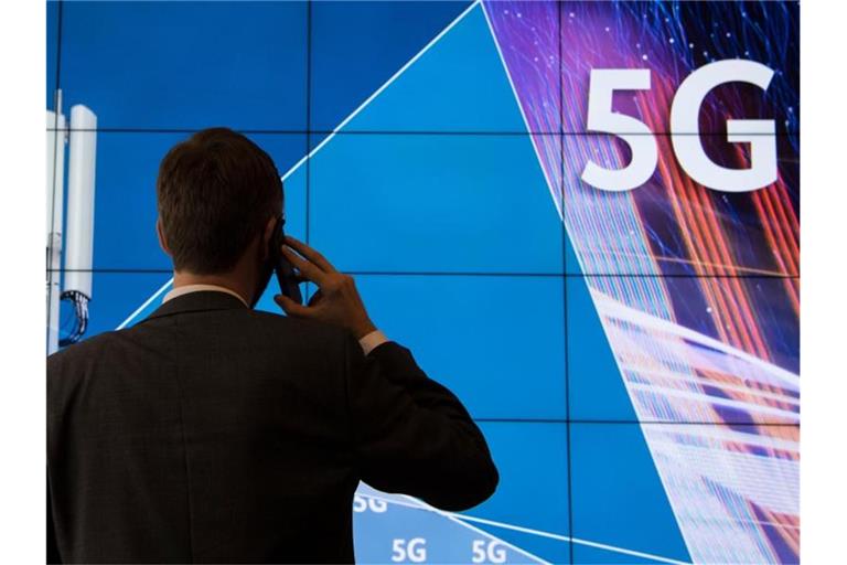 Im Streit über eine 5G-Mobilfunkauktion wollen die Verwaltungsrichter wissen, ob alles mit rechten Dingen zugegangen ist. Foto: Boris Roessler/dpa